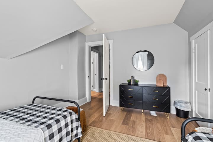 Dollap rrobash dhe dollap rrobash me varëse, jastëkë shtesë dhe batanije.