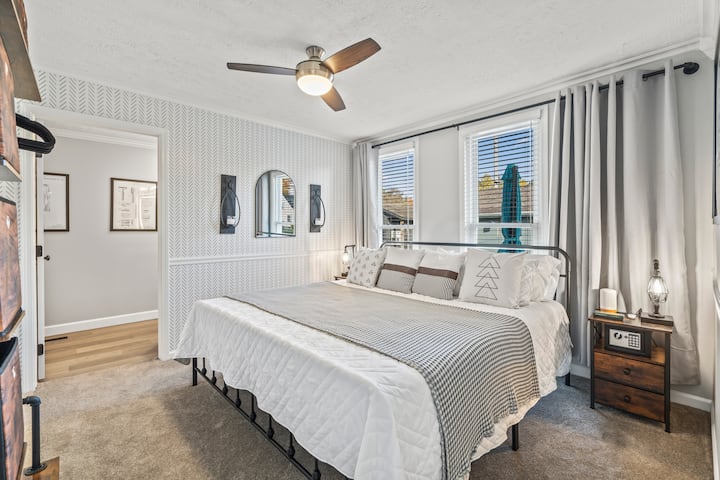 Dhomë gjumi në katin e parë me krevat dopio "king" të rehatshëm dhe banjë ngjitur.
Raft rrobash i kompletuar me sirtarë dhe varëse rrobash. Dritat me stacione karikimi. 
