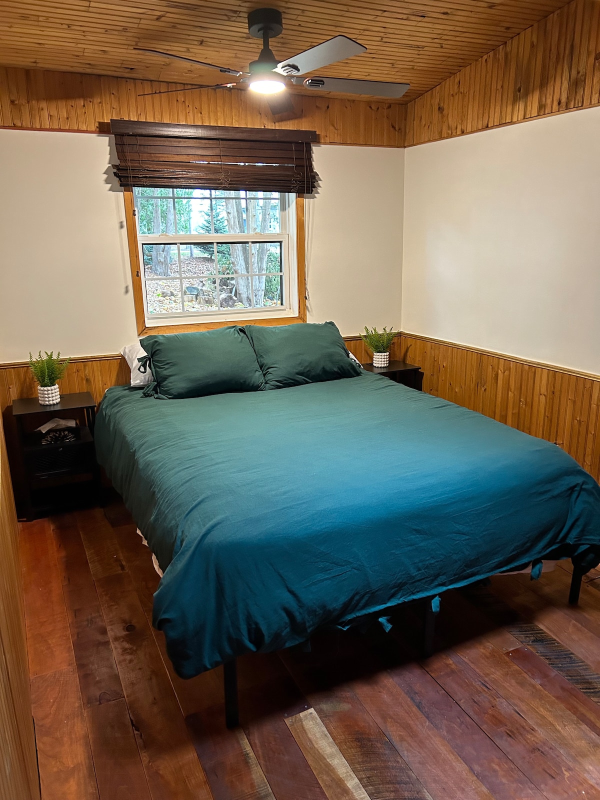 Kjo dhomë ka një dyshek të ri dopio "queen". Ajo vjen e pajisur me stenda krevati që përputhen, të dyja kanë priza dhe porta USB për t 'u mundësuar vizitorëve rehatinë e karikimit të pajisjeve të tyre pa mundim. Ventilatori i tavanit dhe drita kontrollohen në distancë me 6 shpejtësi. 