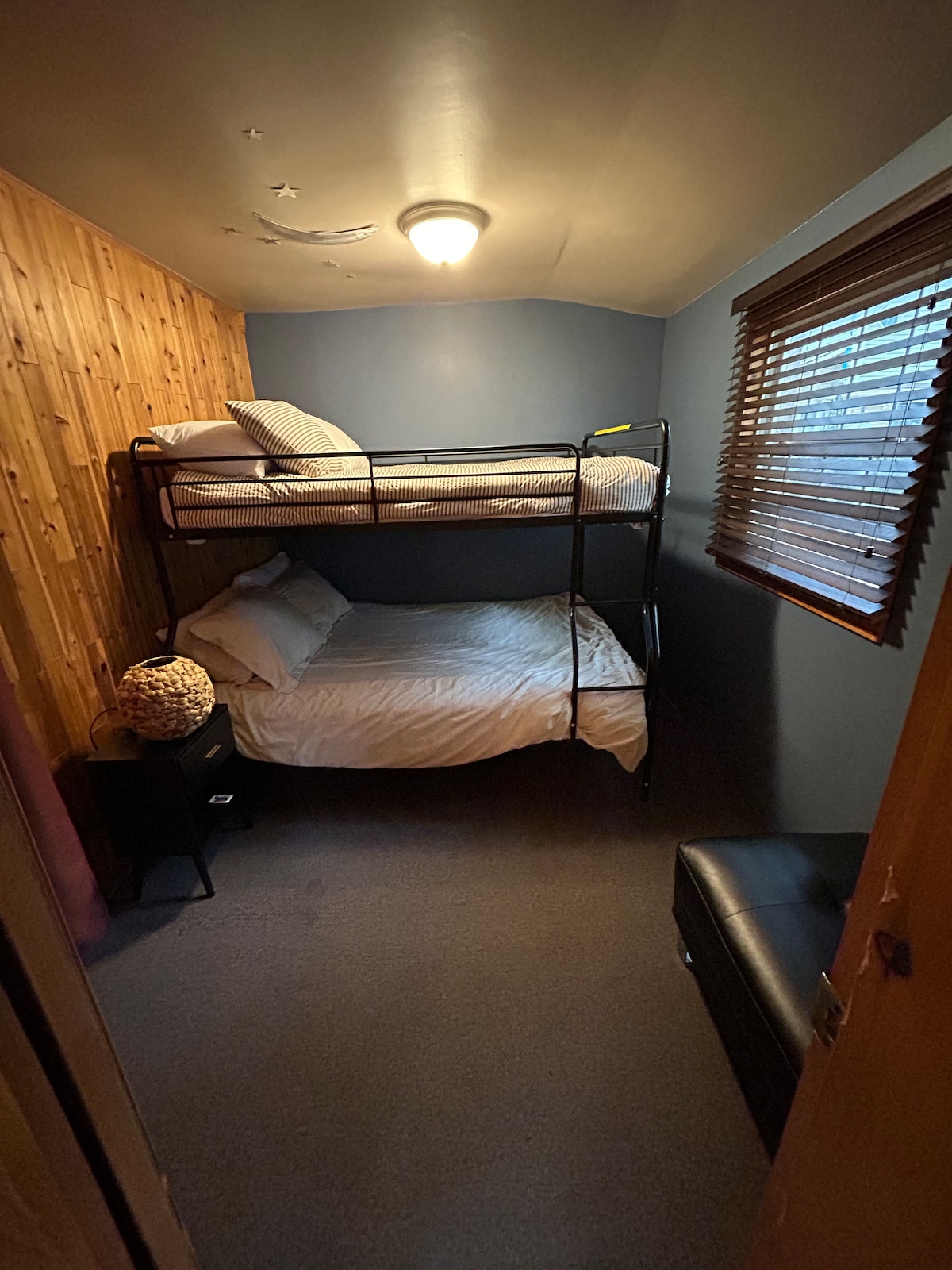 Një krevat marinari që ka një krevat dopio "queen" në pjesën e poshtme me një krevat dopio XL, që mundëson hapësirë optimale dhe rehati për një familje prej 4 personash! Dhoma është gjithashtu e pajisur me një qëndrim nate që ka një dritë nate nën raft dhe porta/priza karikimi të integruara.