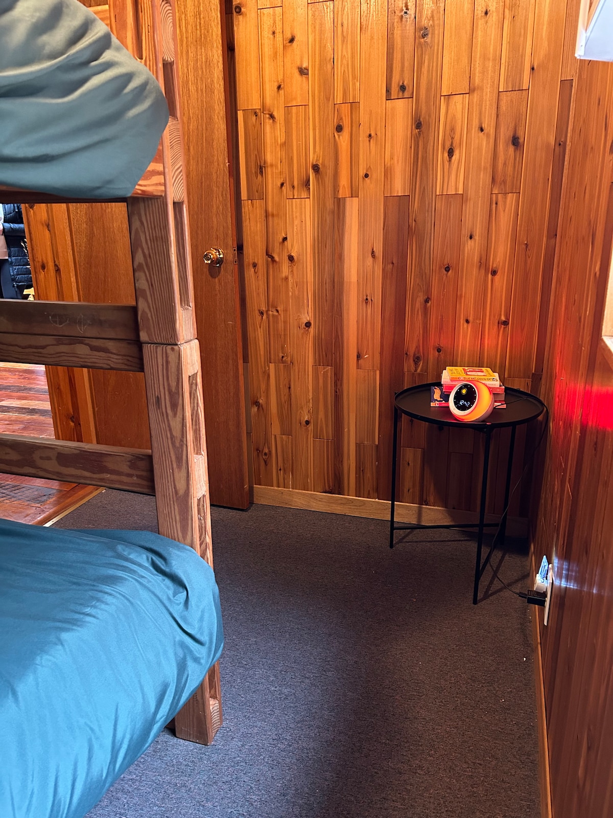 U ofrojmë vizitorëve një orë me diell. Kjo vepron si një dritë nate, por mund të vendoset gjithashtu për të treguar një diell në orë kur është koha që fëmijët të ngrihen, duke lejuar (shpresojmë) për të fjetur në kohë për vizitorët/ prindërit tanë! Leximi para gjumit është gjithashtu i disponueshëm.