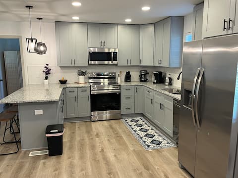 1 mile to Main Street in Monroe - Pet Friendly