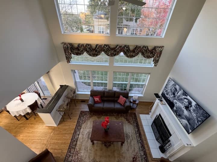 Spectacular Home, Pool Table,6 Tvs,king/queen Beds - Crystal Lake, IL