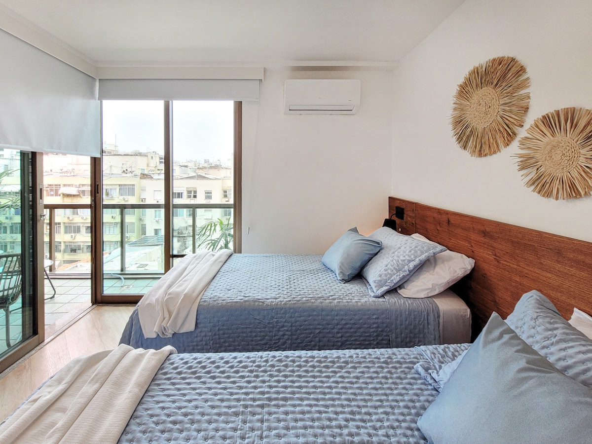 • Kamer met gedeeld balkon met de woonkamer, uitzicht op de bergen en zijkant van de zee. 

• Kamer met een balkon gedeeld met woonkamer, uitzicht op de bergen en de oceaan aan de zijkant. 