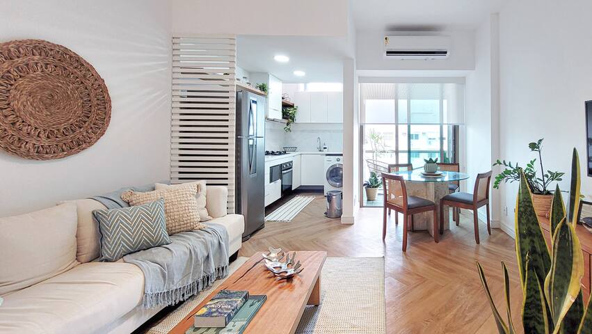 Tiffanys Ipanema: Luxurious 2BR, Sea Views & Pool gallery image 4