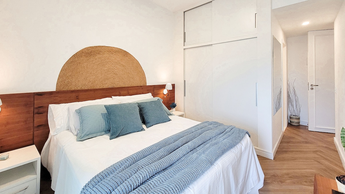 • Kamer met comfortabel queensize bed, kast, badkamer en eigen balkon. 