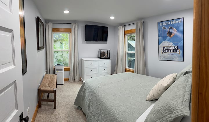 Fullt sovrum. Golv AC-enhet.