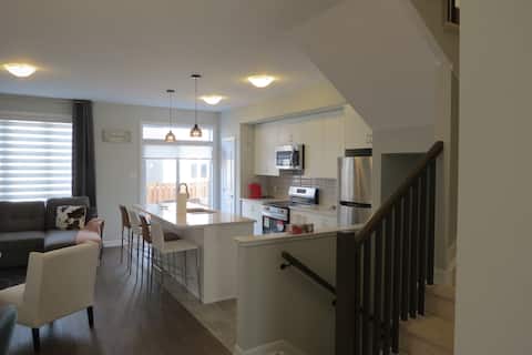 Top Airbnb: Executive Town Home, 3 Bedrooms, 1 King Size Bed in Kanata