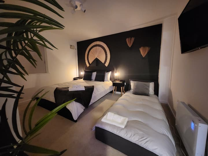 Разтегателен диван, поставен като  единично легло