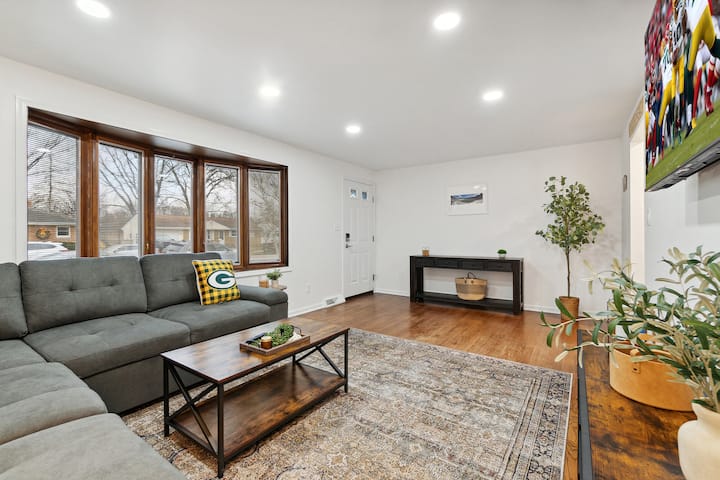 Packer Pilgrimage 1 - Sunroom + Pet Friendly - Green Bay
