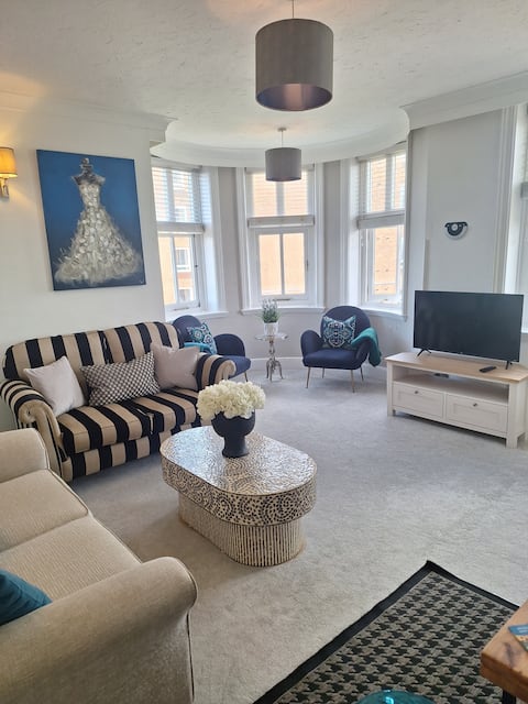 Stunning sea view flat newly refurbished sleeps 4