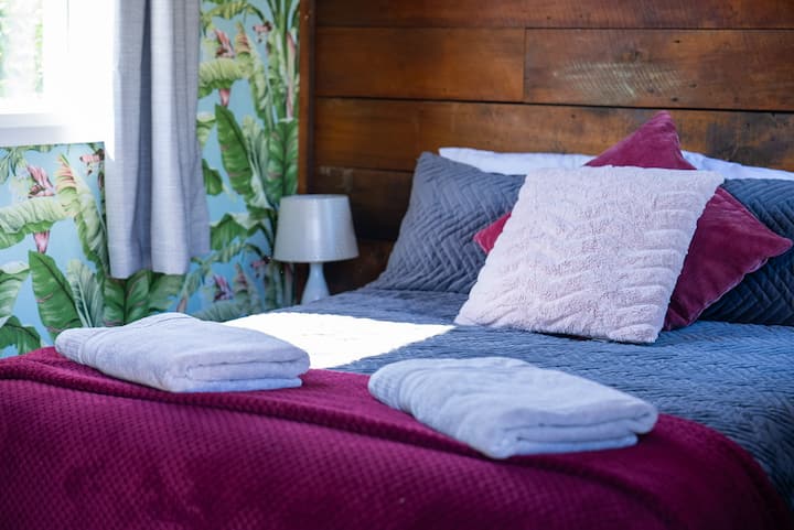 Vo vnútri PPP – vaša útulná izba na spanie len pár krokov od štúdia. Vďaka teplým vrstvám, listovej tapete a mäkkému svetlu je to pokojné miesto, kam sa môžete na konci dňa uchýliť.