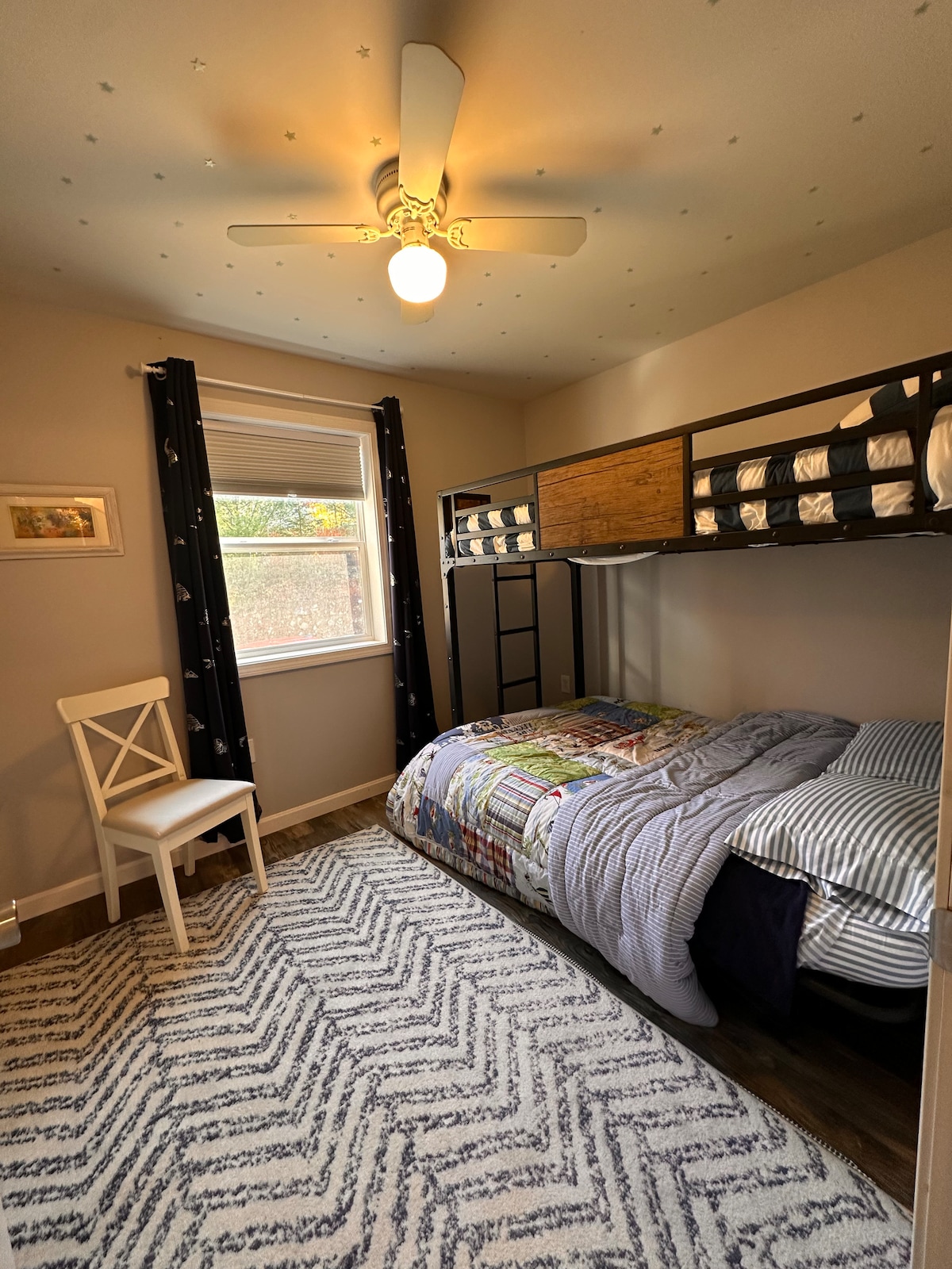 Ova spavaća soba na katu ima bračni krevet ispod dvostrukog kreveta na izdignutoj konstrukciji.