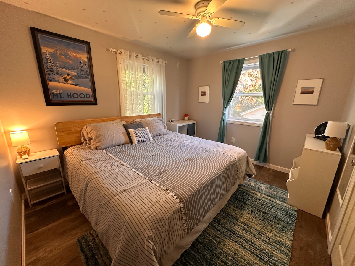 Na katu je primarna spavaća soba s bračnim krevetom. 