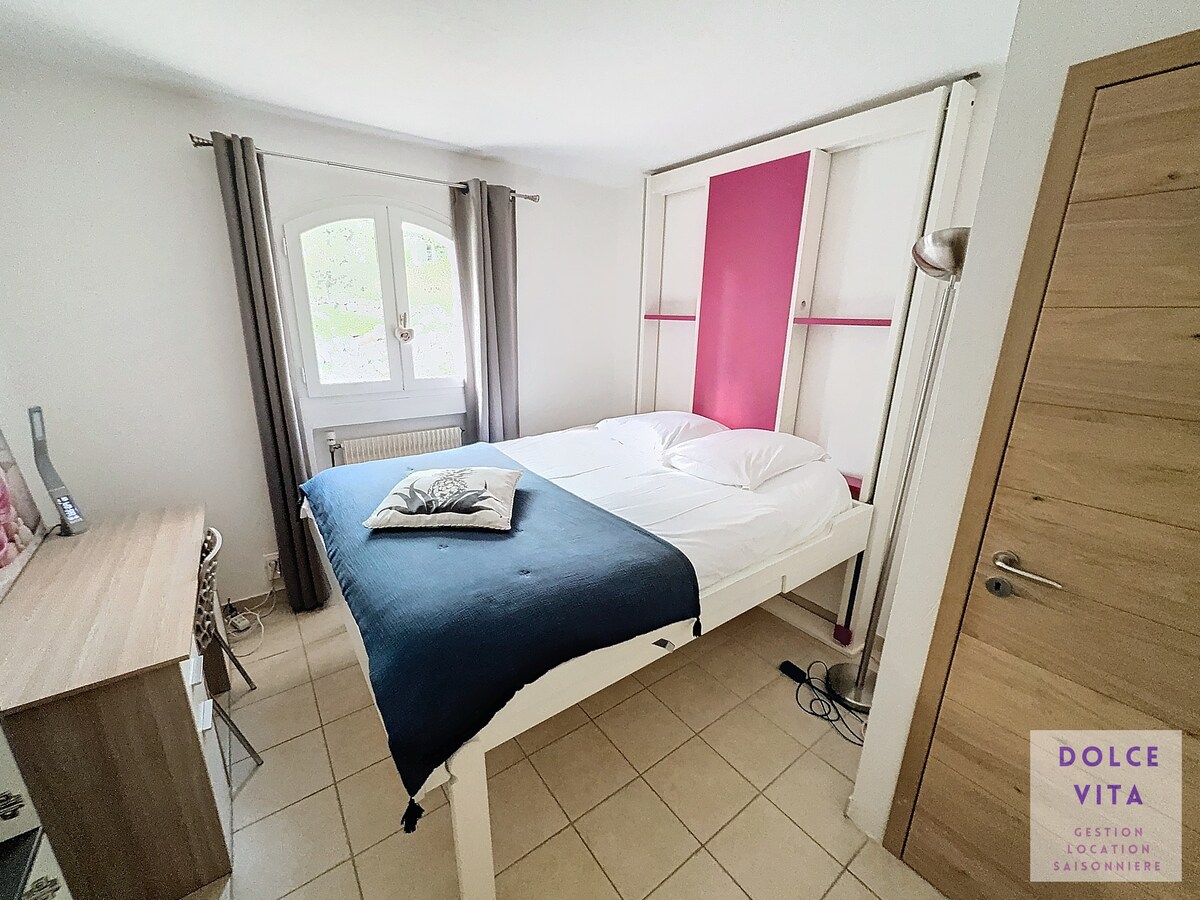 Ორადგილიანი საწოლი, სამუშაო მაგიდა, კონდიციონერი 