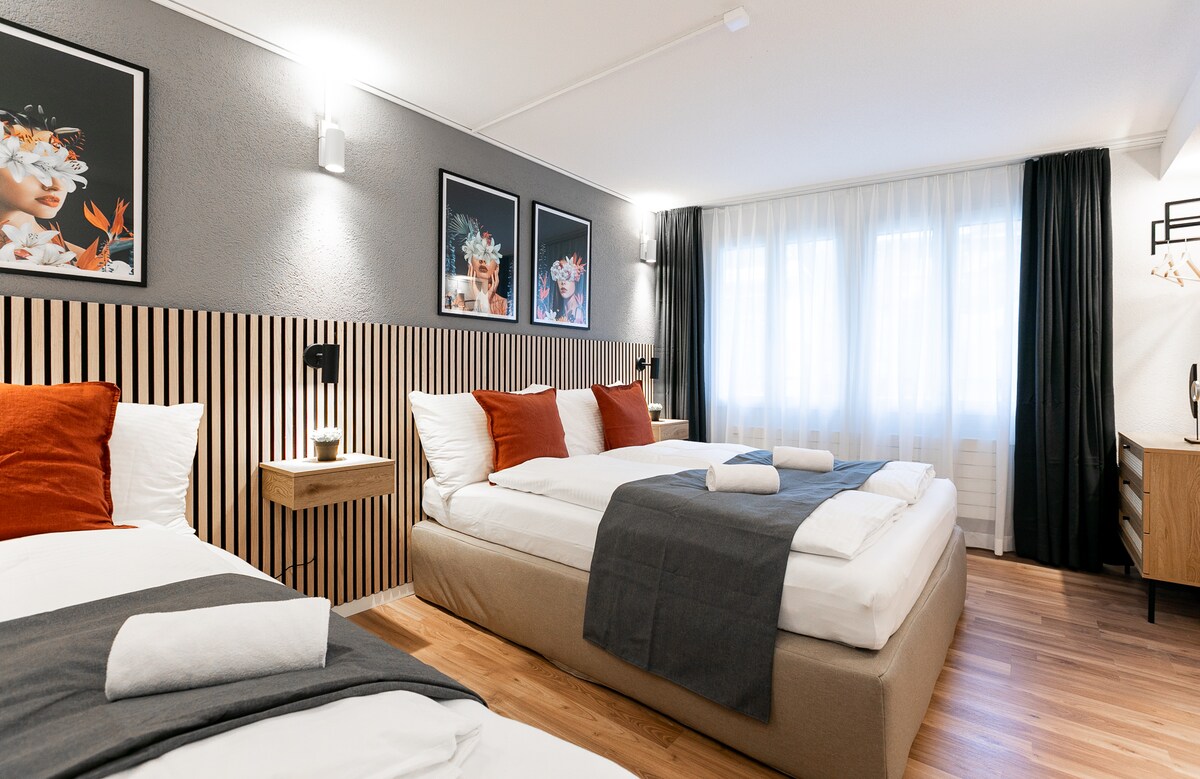 חדר שינה מרווח עם מיטת קווין סייז ומיטת יחיד