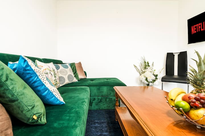 Mayflower 5-bed In Hemel : Contractors, Families - Hemel Hempstead