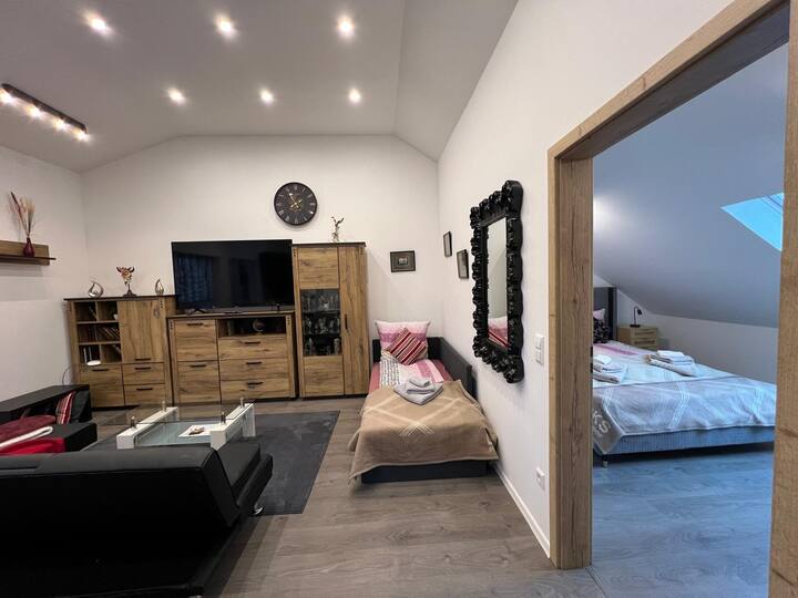 Krevat dopio në dhomën e gjumit + krevat tek në dhomën e ndenjjes