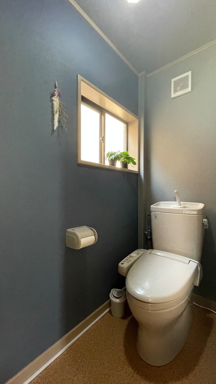 当物件には、バスルーム（バスタブ付き）が一つ、洗面台が一つ、トイレが2つございます。（子供用補助便座あり。）