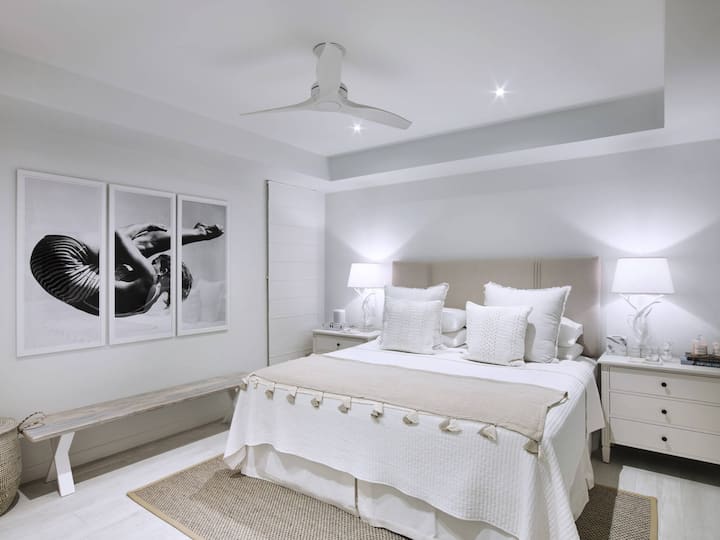 E dekoruar bukur me tone neutrale, kjo dhomë gjumi përmban një krevat dopio "king" të madhësisë së Mbretërisë së Bashkuar, ajër të kondicionuar, ventilator tavani dhe një dhomë dushi mahnitëse brenda suitës.