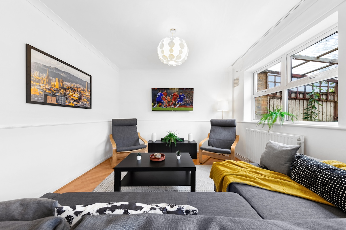 นั่งลงบนเก้าอี้ที่สะดวกสบายอย่างไม่น่าเชื่อของเราที่ค่อยๆเอนหลังในขณะที่คุณผ่อนคลายนำเสนอจุดที่สมบูรณ์แบบสำหรับการผ่อนคลายในขณะที่เพลิดเพลินกับวิวสวนที่สวยงาม