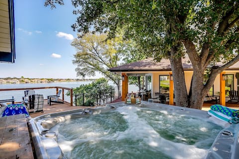 4BDRM Luxury Lakehouse HotTub, Firepit & BoatDock
