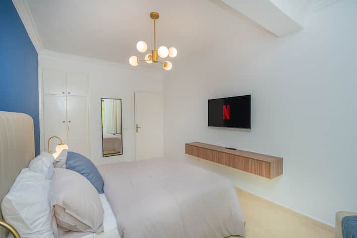 La décoration est élégante et apaisante. 
Cette chambre est parfaite pour les couples qui cherchent un espace privé et confortable.