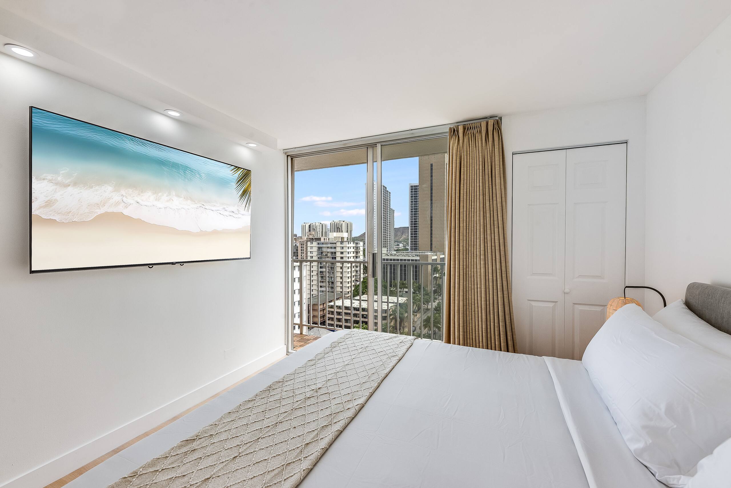 New Remodel 1 BR Modern Condo 5 Min Walk to Beach - Image 28