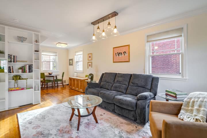 Old Town Oasis: End-unit Row House Near King St - Alexandria, VA