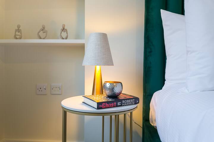 Spacious & Modern Baker Street Suite gallery image 5