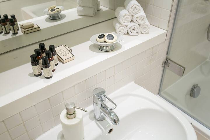 Spacious & Modern Baker Street Suite