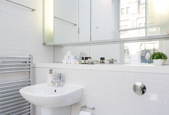 Spacious & Modern Baker Street Suite gallery image 3