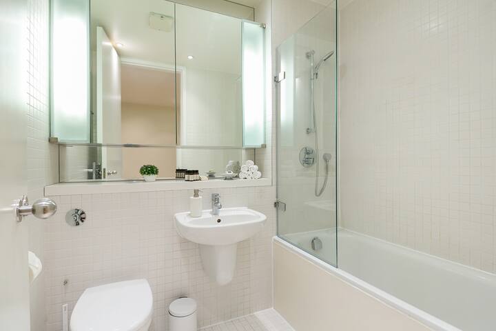 Spacious & Modern Baker Street Suite gallery image 2