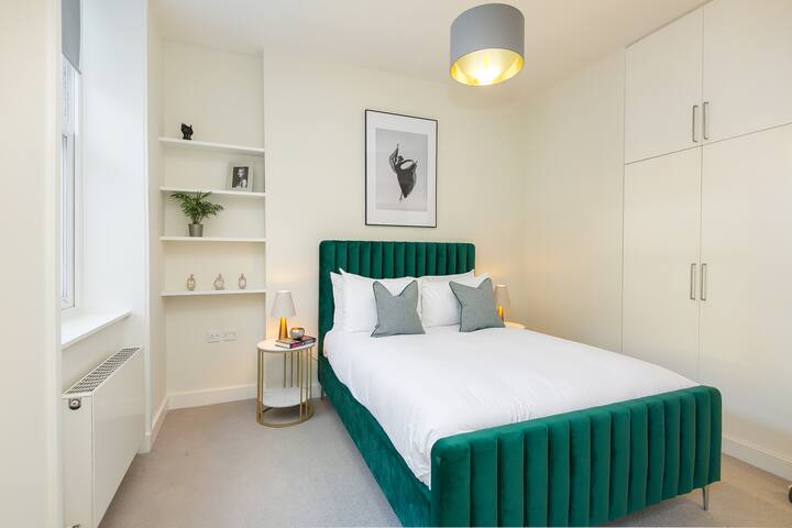Spacious & Modern Baker Street Suite gallery image 4