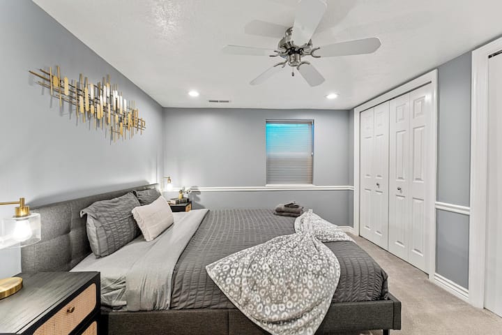 El estilo elegante y moderno se encuentra con la comodidad en este dormitorio cuidadosamente diseñado.