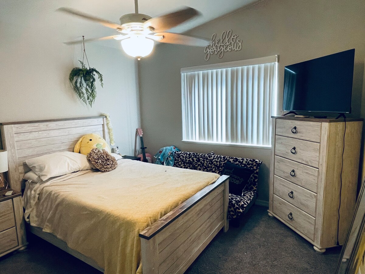 غرفة نوم ثالثة بسرير بحجم كبير 