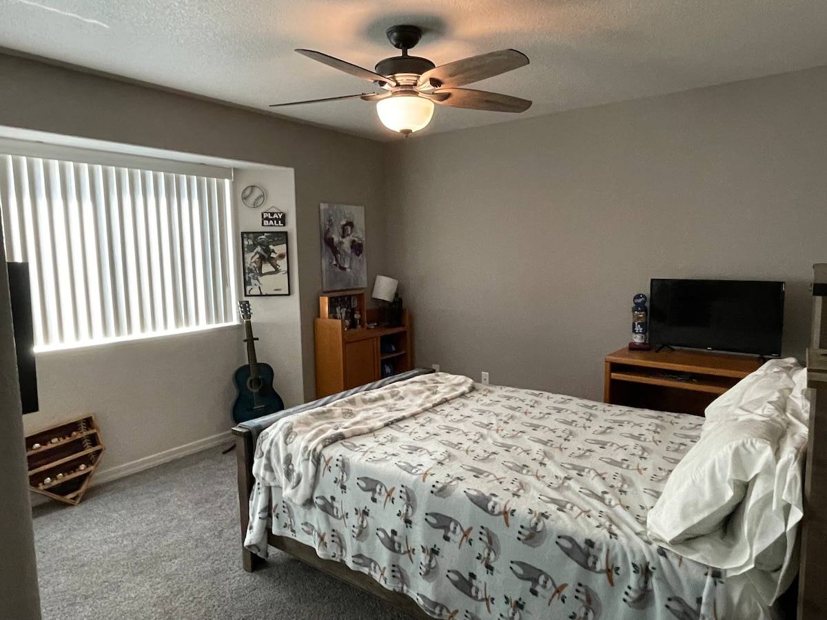 غرفة نوم ثانية تضم سرير كوين 