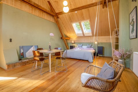 CityLoft: Swing chair & stars /Netflix /washing machine.