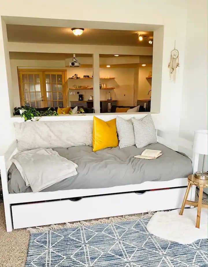 Bitte beachte, dass dieses Schlafzimmer nicht ganz privat ist.