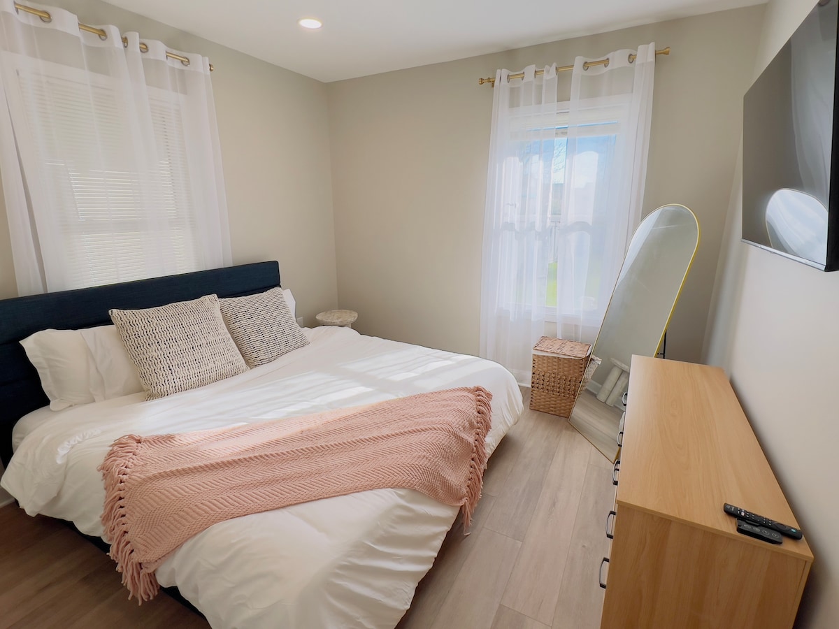 Dhomë gjumi "king" e pajisur me televizor inteligjent 55 inç