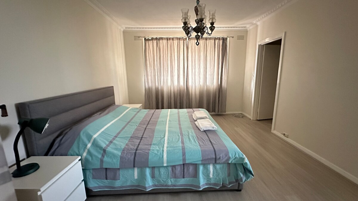 Главна спалня с суперголямо двойно легло