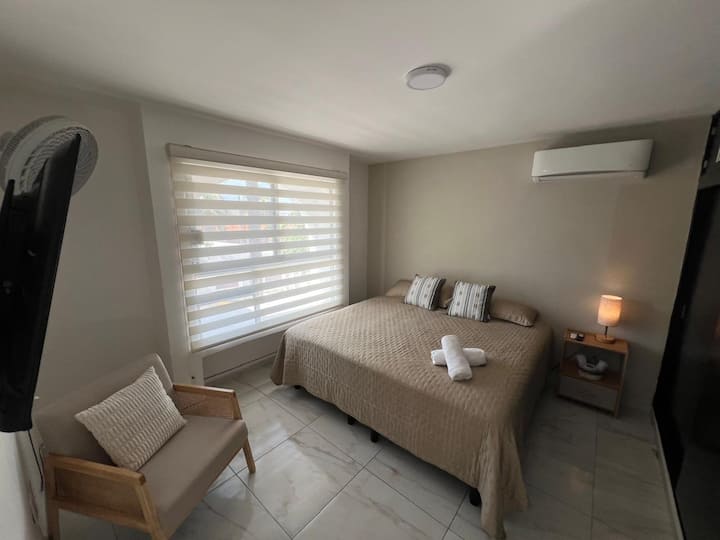 Nuestra cama King size es perfecta para descansar después de un gran día. Ideal para 2 adultos y 2 niños pequeños, o hasta 3 adultos si buscan comodidad y buen espacio