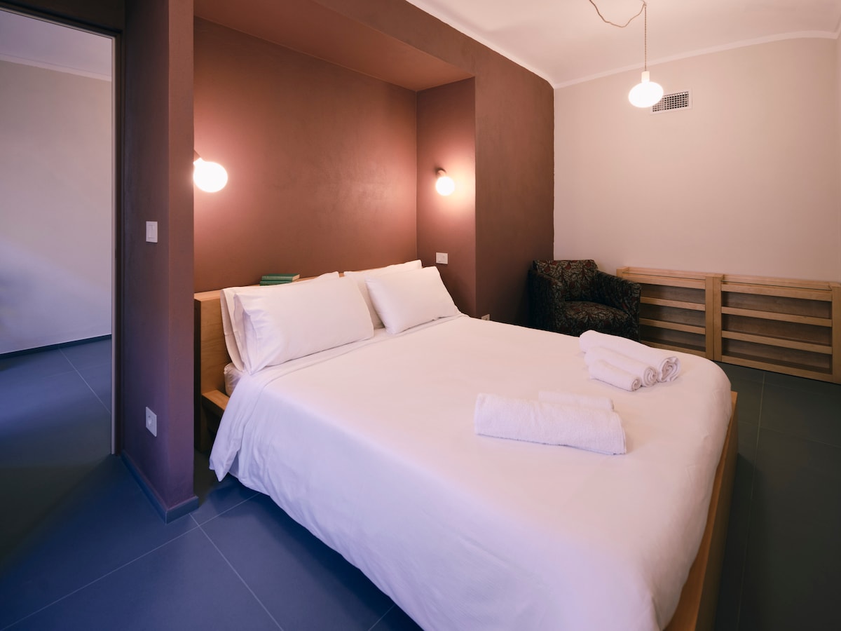 მთავარი საძინებელი 152 × 203 სმ ზომის საწოლით