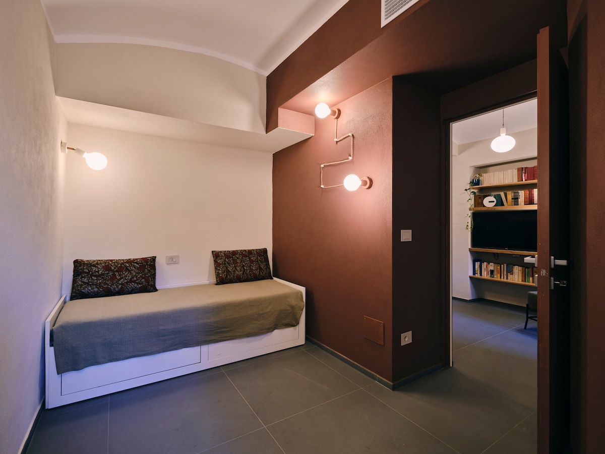 მეორე ოთახი დივნით, რომელიც შეიძლება საწოლად იქცეს
ოთახი 2