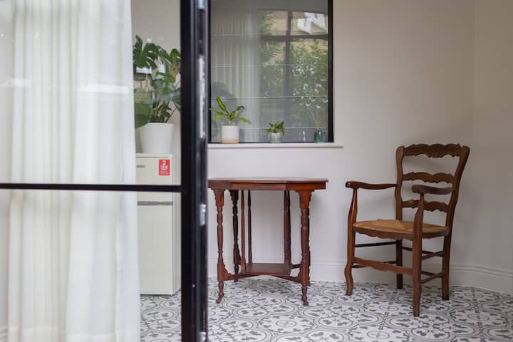 The Botanical Room At Lin And Song House - 