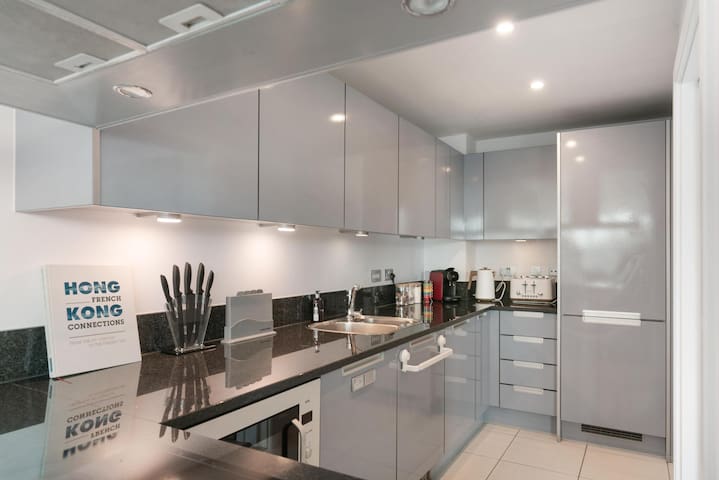 2 bed riverside flat with breath taking views gallery image 2