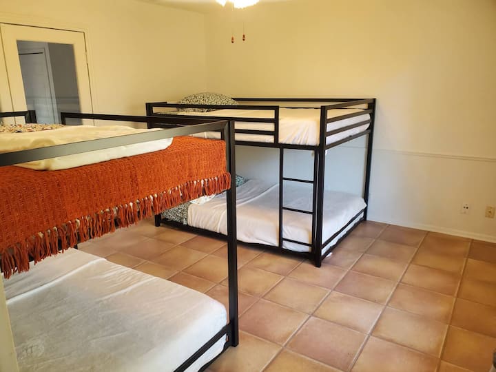 أسرّة بطابقين وفيرة! هذه الغرفة رائعة للمجموعات الكبيرة التي تسافر معًا. سريران مزدوجان في الأعلى وأسرّة كاملة في الأسفل. يمكن أن تتسع لما يصل إلى 6 ضيوف