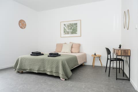 Cozy Urban Apartment for 4 people