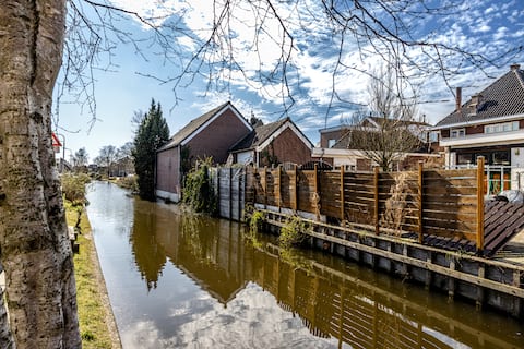 Entire house with 2 bathrooms. Lots of privacy!
