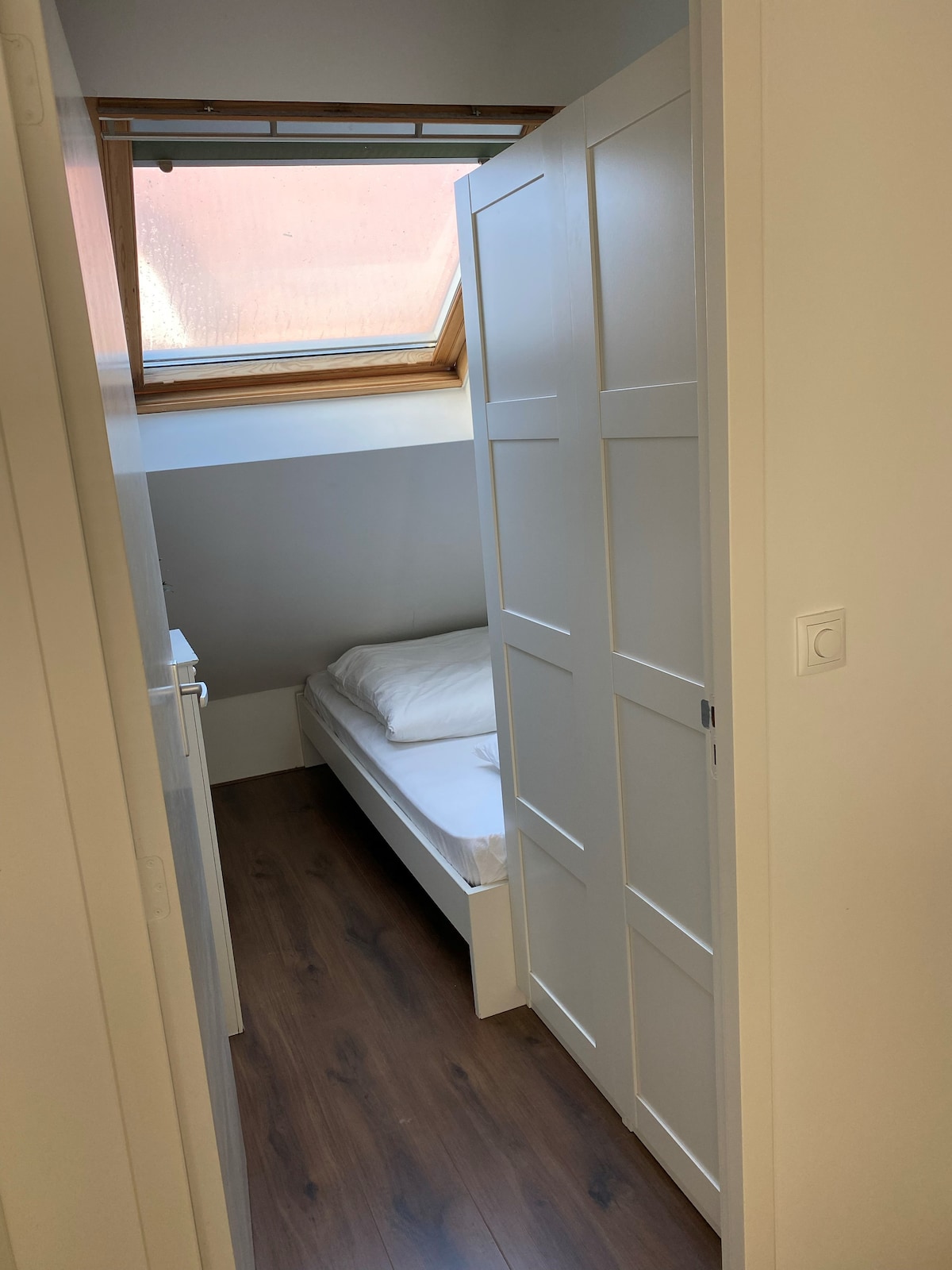 Charmante chambre privée avec porte, adjacente à la chambre principale à l'étage. Pour aller aux toilettes à l'étage, vous devez passer par la chambre principale. Le lit de cette chambre est fourni avec une literie uniquement pour les réservations de 5 personnes.